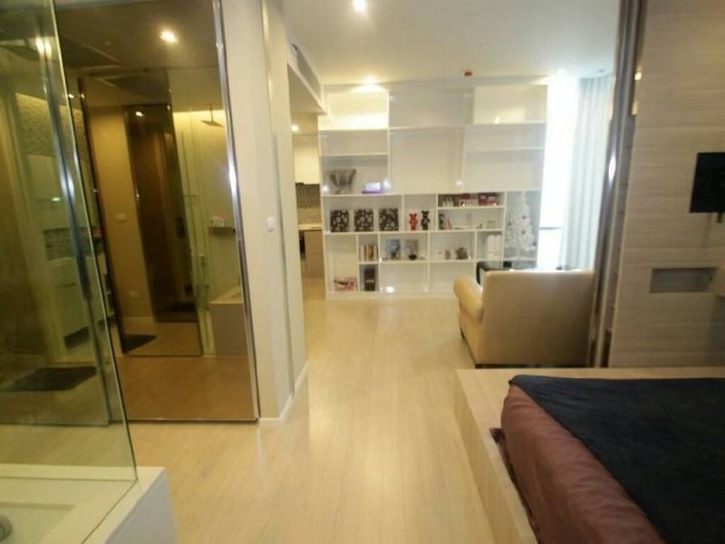 The Room Sukhumvit 21 ( เดอะ รูม สุขุมวิท 21)