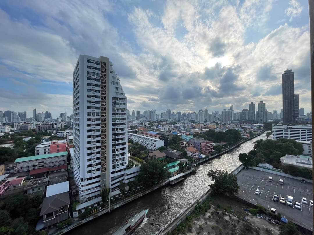 The Base Phetchaburi Thonglor (เดอะ เบส เพชรบุรี-ทองหล่อ)