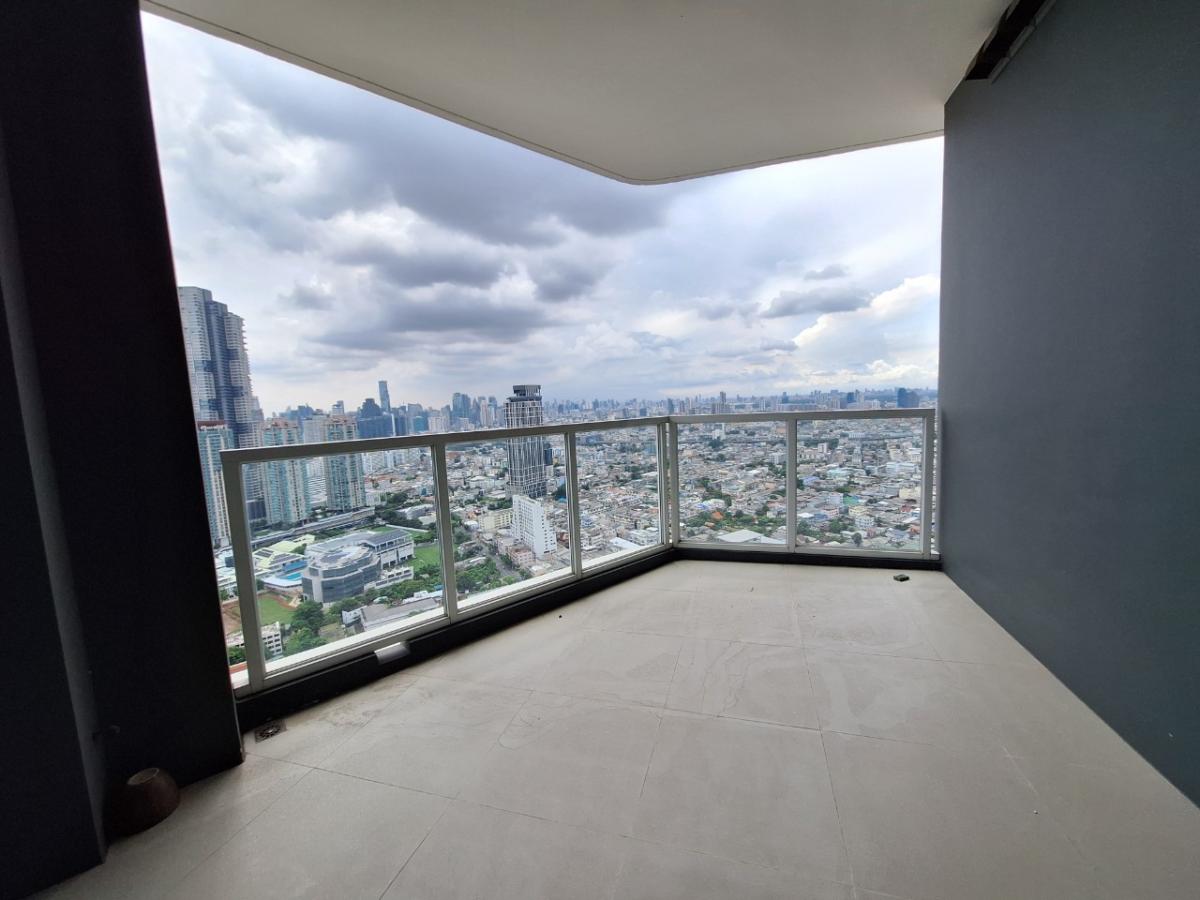 ขายคอนโด Super Luxury Menam Residences แม่น้ำ เรสซิเดนท์ วิวแม่น้ำเจ้าพระยา ชั้นสูง 34 ห่างสถานีสะพานตากสินเพียง 1.6 กม. พื้นที่ใช้สอย 139.31 ตร.ม. ขนาด 3 ห้องนอน 2 ห้องน้ำ 